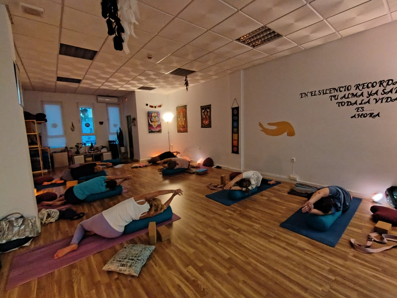 Clase grupal de yoga en Serenity