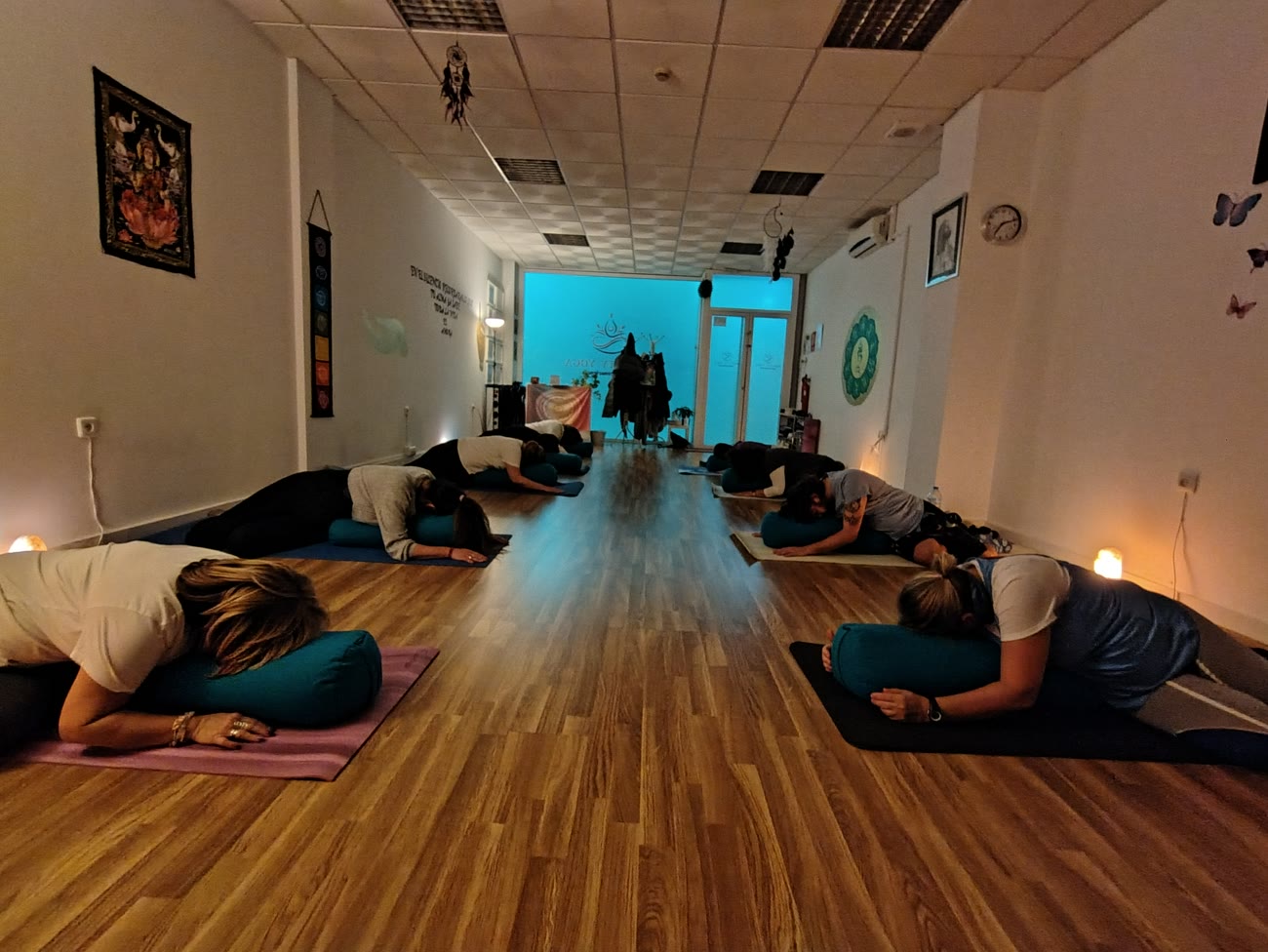Grupo practicando yoga