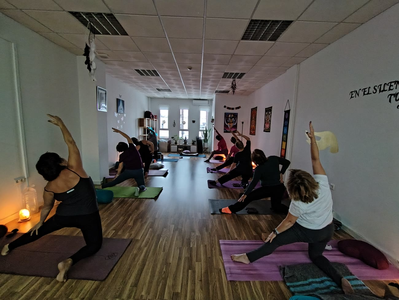 Clase de yoga con luz cálida