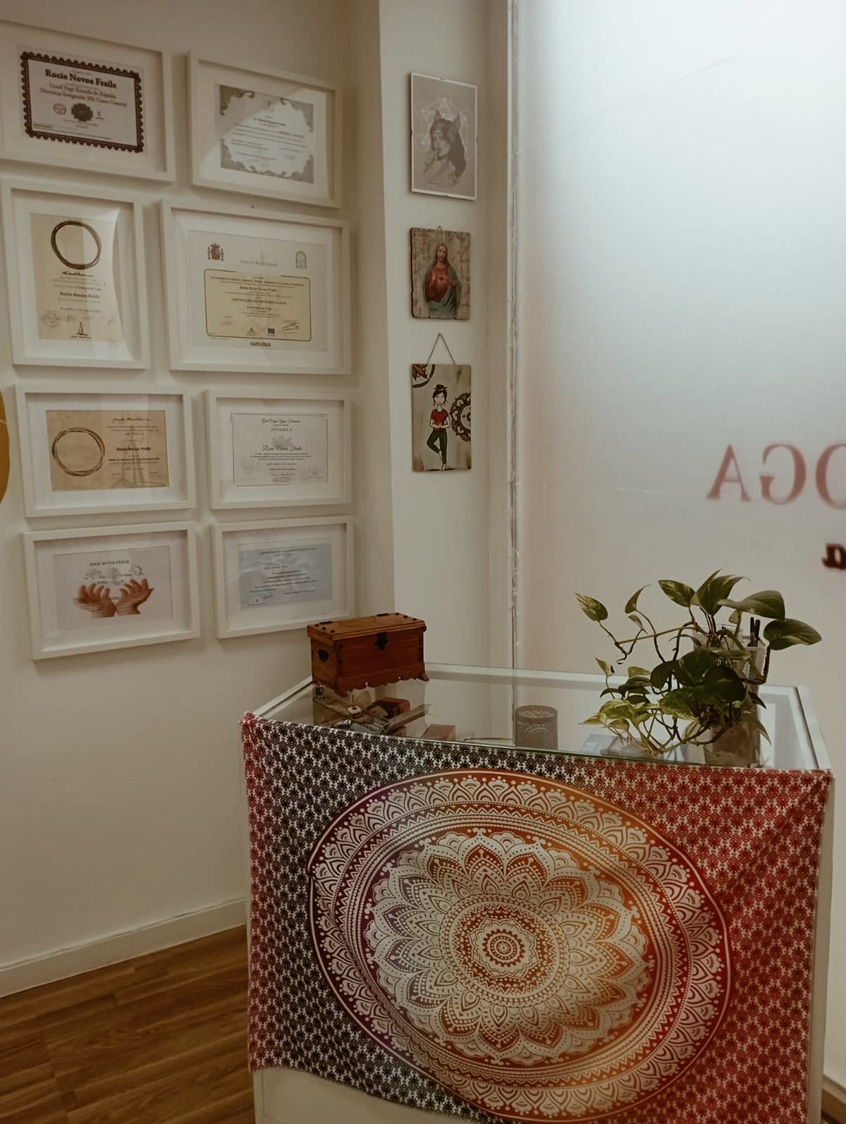 Pared de certificados de Serenity Yoga