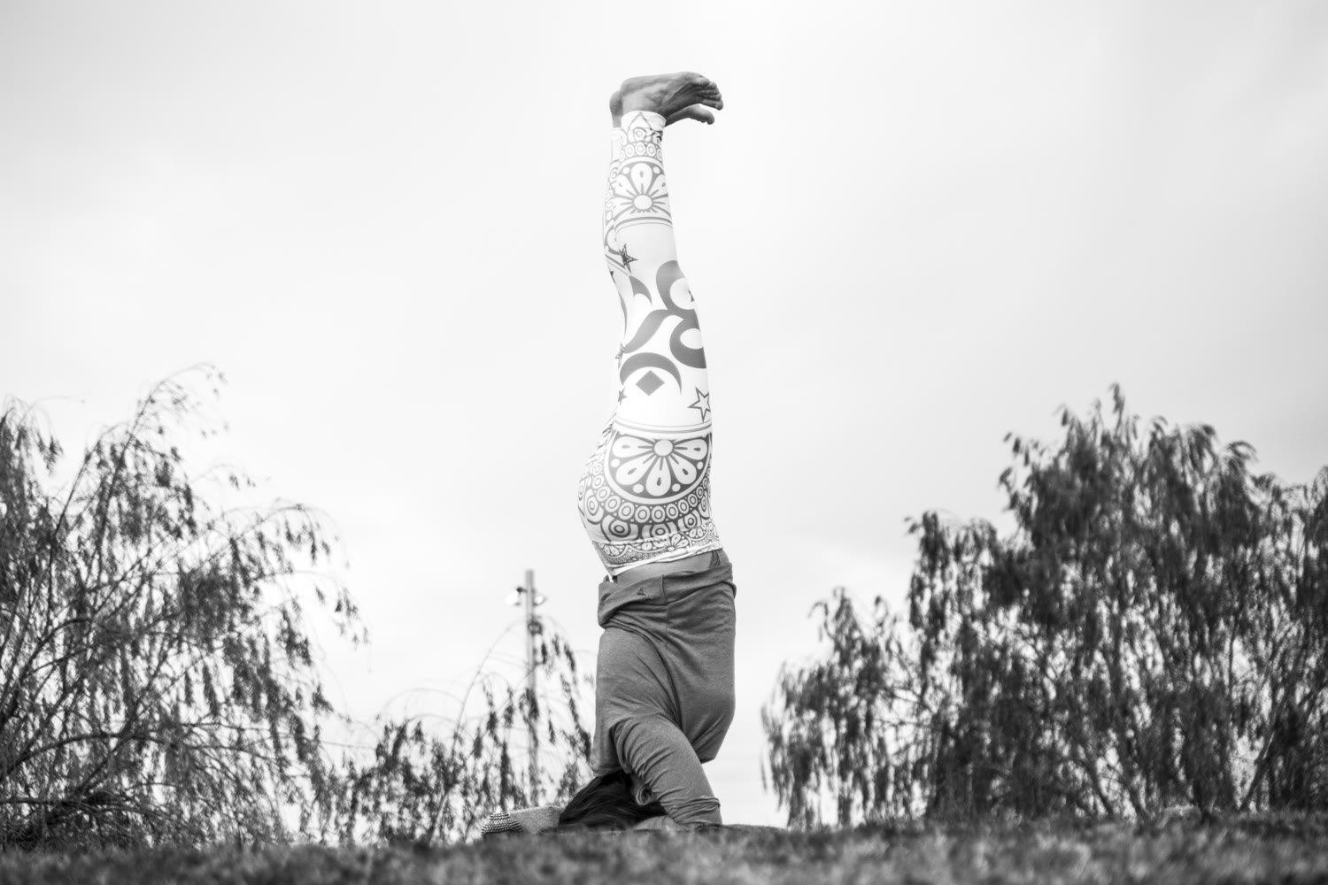 Rocío en una postura de yoga