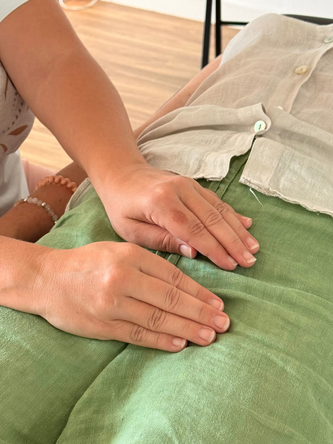 Sesión de Reiki, detalle de manos