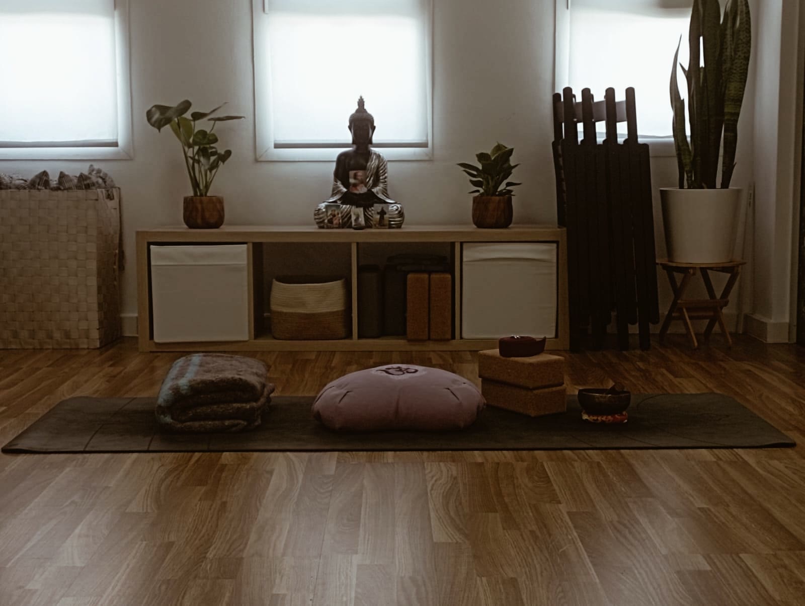 Rincón de meditación con figura de Buda